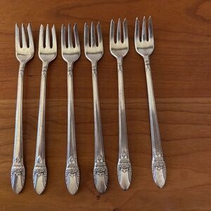 6 Rogers Bros 1847 First Love silverplate hors d'oeuvre/olive forks